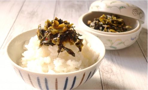 シンプルにからし高菜をご飯にのせて